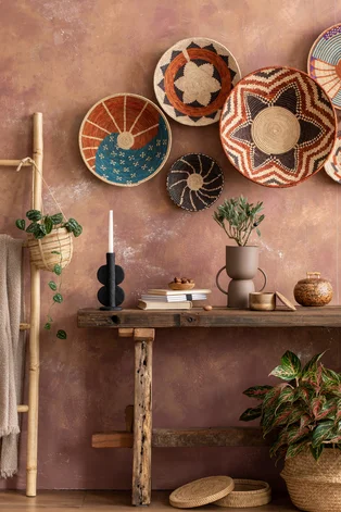Illustration - Ihr Experte für schönes Wohnen - Die stilvolle ethnische Komposition im Wohnzimmerinterieur mit Weidenkörben, Holzbank und eleganten persönlichen Accessoires. Gemütliche Wohnung. Wohnkultur. 