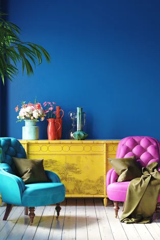 Illustration - Ihr Experte für schönes Wohnen - Dunkle bunte Inneneinrichtung mit Retro-Möbeln, mexikanischen Stil Wohnzimmer