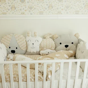 Wand teilen - Babyzimmer mit Tapete und Zierprofilen an der Wand.