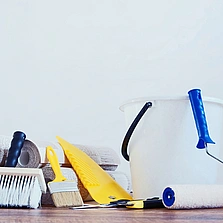 gut ausgerüstet - Komposition mit verschiedenen tools für tapezieren und Rollen Tapete gegen weiße leere Wand - Stock-Fotografie