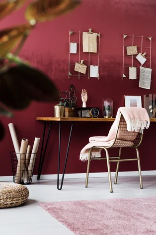 Illustration - Ihr Experte für schönes Wohnen - femininen rosa Home-Office-Interieur Decke auf goldenem Stuhl am Holzschreibtisch mit Uhr